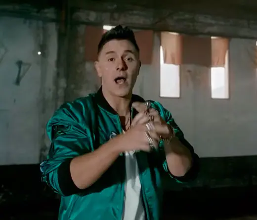 Joey Montana presenta su nuevo video y sencillo La Movida, todo un baile.